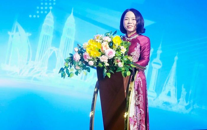 TS Trịnh Thị Thu Hà, Bí thư Đảng ủy, Hiệu trưởng Trường Cao đẳng Thương mại và Du lịch Hà Nội, phát biểu khai mạc