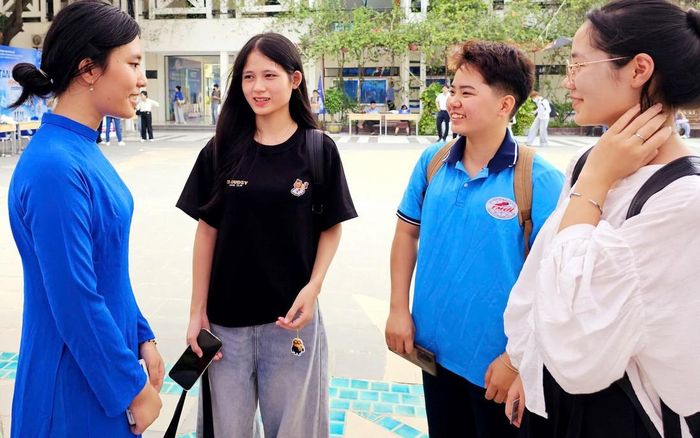Sinh viên tìm hiểu cơ hội việc làm và yêu cầu tuyển dụng từ doanh nghiệp