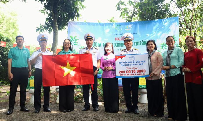 Phân hiệu Học viện Phụ nữ Việt Nam tại TPHCM trao tặng 200 lá cờ Tổ quốc cho cán bộ, chiến sĩ Trường Sa.