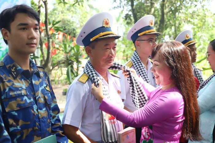 Bà Trịnh Thị Thanh, Phó Chủ tịch Thường trực Hội LHPN TPHCM, trao tặng những món quà nhỏ đến cán bộ, chiến sĩ Trường Sa.