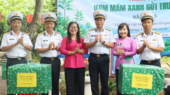 Hội LHPN phường Bảy Hiền, TPHCM tặng quà cán bộ, chiến sĩ Trường Sa.