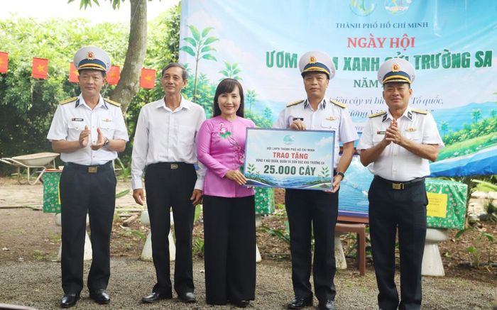 Bà Trịnh Thị Thanh, Phó Chủ tịch Thường trực Hội LHPN TPHCM, trao bảng tượng trưng 25.000 cây xanh tặng Trường Sa
