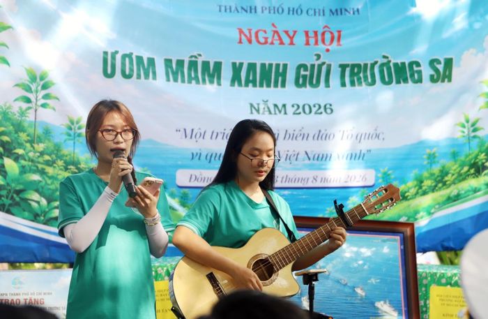 Sinh viên Phân hiệu Học viện Phụ nữ Việt Nam tại TPHCM gửi tặng tiết mục văn nghệ đến cán bộ, chiến sĩ và những người tham gia Ngày hội