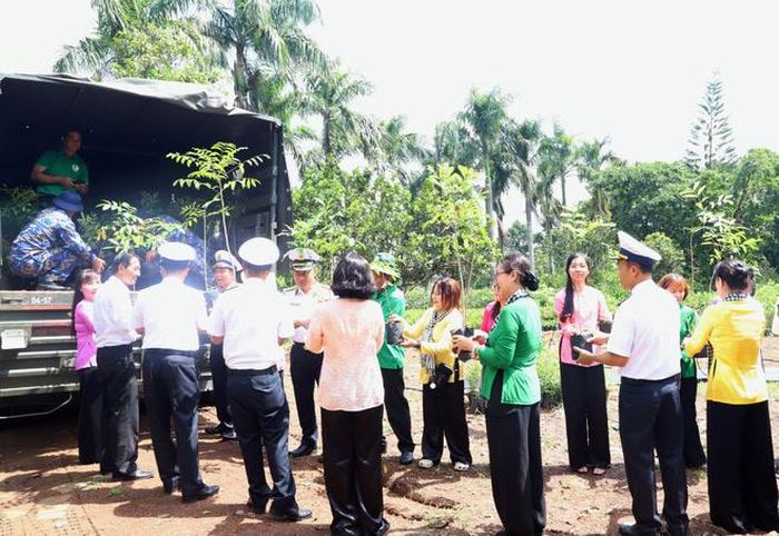 Những người tham gia Ngày hội cùng cán bộ, chiến sĩ vận chuyển cây giống từ vườn ươm lên xe. Số lượng cây này sẽ được Vùng 4 Hải quân vận chuyển, sắp xếp và triển khai các biện pháp chăm sóc, bảo đảm sinh trưởng tốt trước khi vận chuyển ra trồng trên các đảo thuộc đặc khu Trường Sa.