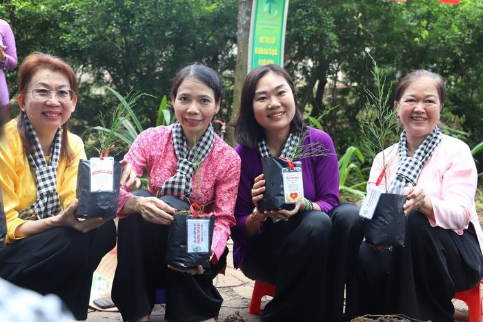 Trong mỗi mầm xanh là tình cảm, sự sẻ chia và niềm tin mà phụ nữ Thành phố gửi đến những người lính đang ngày đêm vững vàng nơi đầu sóng.