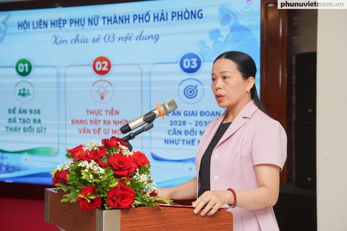 Bà Phạm Thị Thúy Hải, Phó Chủ tịch Hội LHPN TP Hải Phòng, trình bày tham luận.