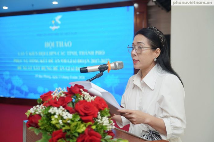 Bà Lê Thị Ngọc Huyền, Chuyên viên cao cấp Vụ Quốc hội, Địa phương và Đoàn thể, Văn phòng Chính phủ, trình bày tham luận.