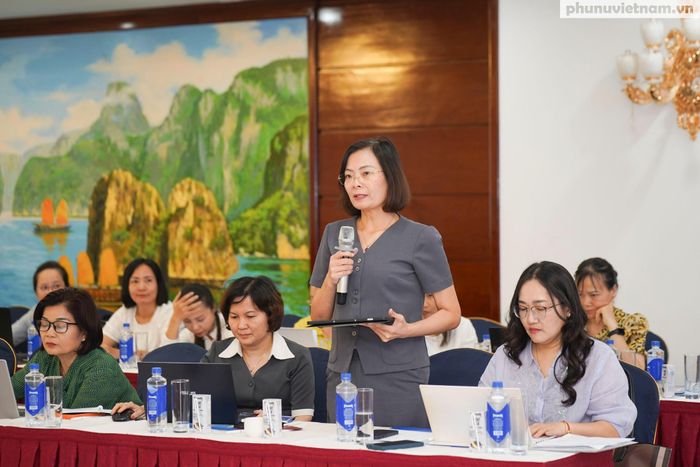 Bà Nguyễn Vũ Thu Hòa, Phó Chủ tịch Ủy ban MTTQ Việt Nam tỉnh, Chủ tịch Hội LHPN tỉnh Quảng Ninh, đóng góp ý kiến.
