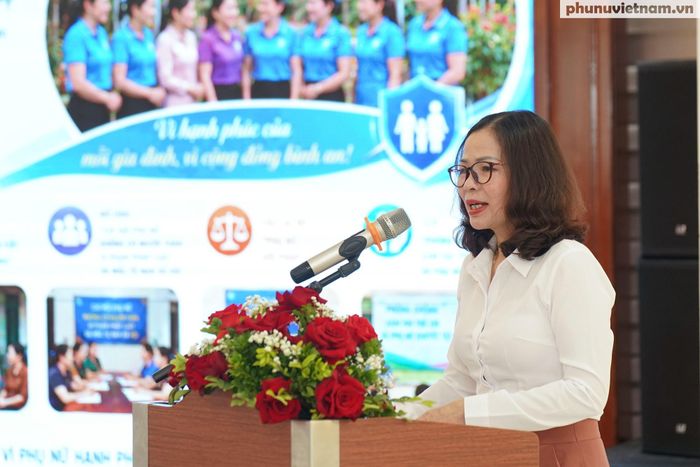 Bà Nguyễn Thị Tình, Phó Chủ tịch Hội LHPN tỉnh Phú Thọ, trình bày tham luận.