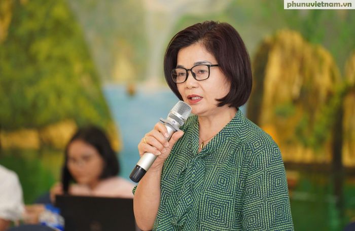Bà Hoàng Thị Thương, Phó Chủ tịch Thường trực Hội LHPN tỉnh Cao Bằng, đóng góp ý kiến.