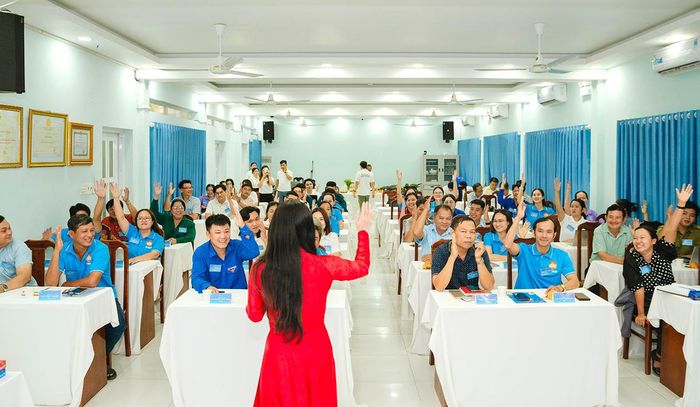 Báo cáo viên trình bày về "4 tiêu chí xóa mù số" tại lớp tập huấn.