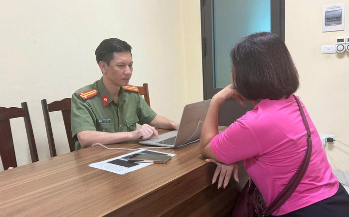 Công an làm việc với bà Đ.T.N. (Ảnh: Công an tỉnh Phú Thọ)