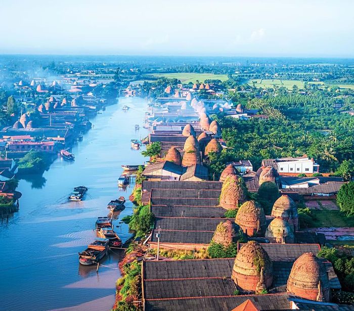 Ở Tây Nam bộ, thị tứ thường ra đời bên một dòng nước. Ảnh: Minh Tú