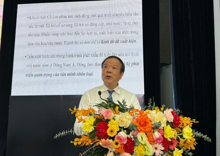 GS-TS. Nguyễn Văn Kim phân tích giá trị văn minh sông Hồng tại Cổ Loa. Ảnh: Đoan Túc