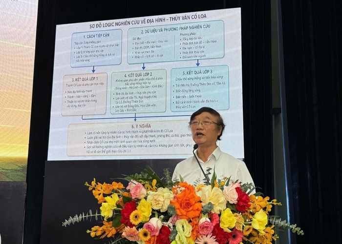 PGS-TS. Đặng Văn Bào trình bày về cấu trúc địa hình, thủy văn di tích Cổ Loa. Ảnh: Đoan Túc