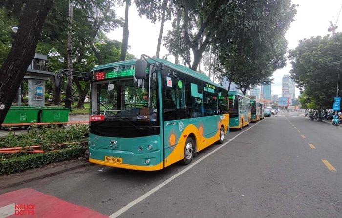 Xe buýt chờ khách tại khu vực Công viên 23 tháng 9.