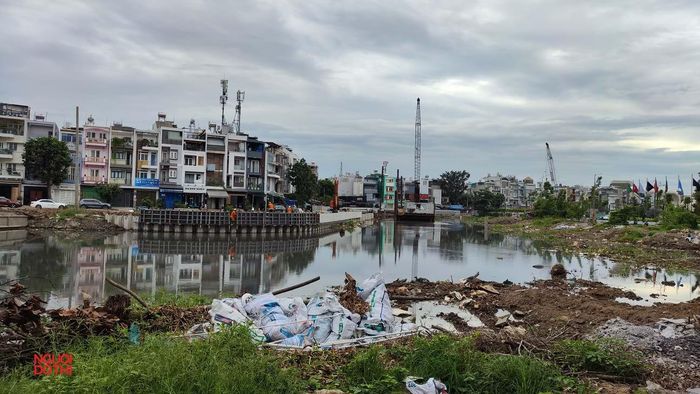 Dự án cải tạo rạch Xuyên Tâm đoạn qua khu vực Trường Đại học Văn Lang dài khoảng 540 m (thuộc gói thầu XL-03) đang được thi công.