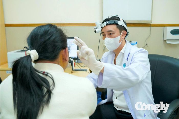 Bác sĩ kiểm tra cho 1 trường hợp cấy điện cực ốc tai tương tự.