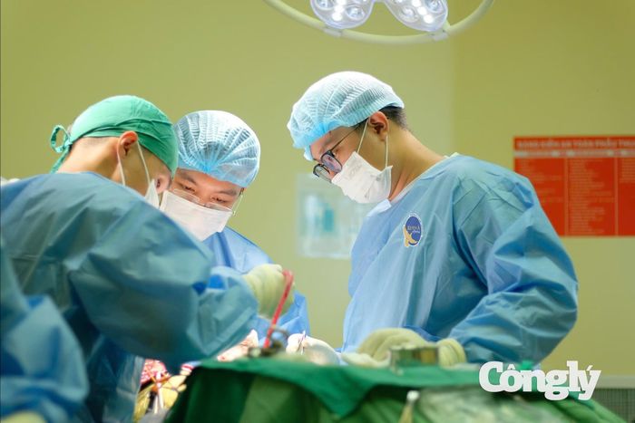 Ê kíp tiến hành ca phẫu thuật.