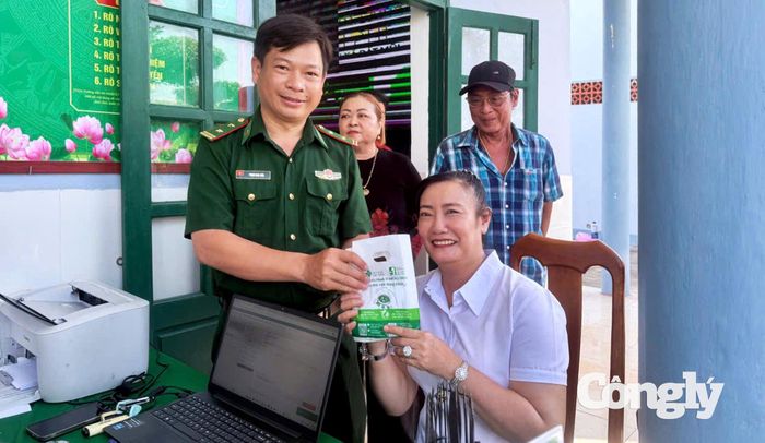 Người dân được cấp thuốc miễn phí sau khi thăm khám.
