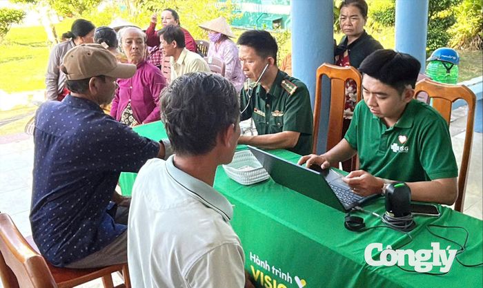 Người dân thực hiện đăng ký trước khi khám mắt