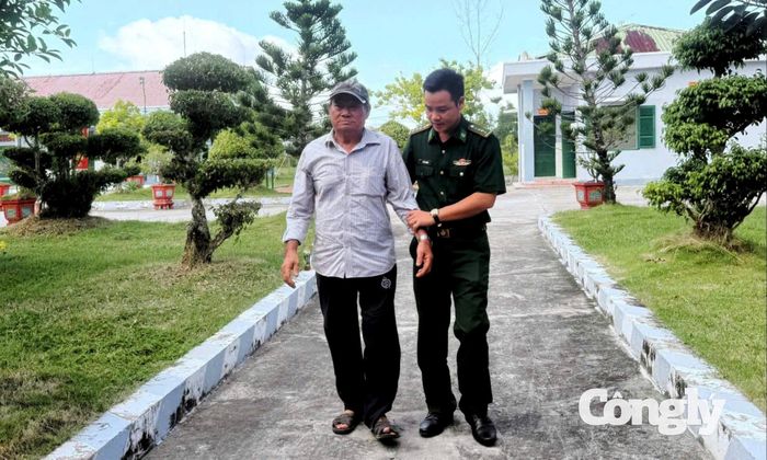 Cán bộ Đồn Biên phòng Đất Mũi hỗ trợ, hướng dẫn người dân vào đơn vị tham gia chương trình khám mắt miễn phí.