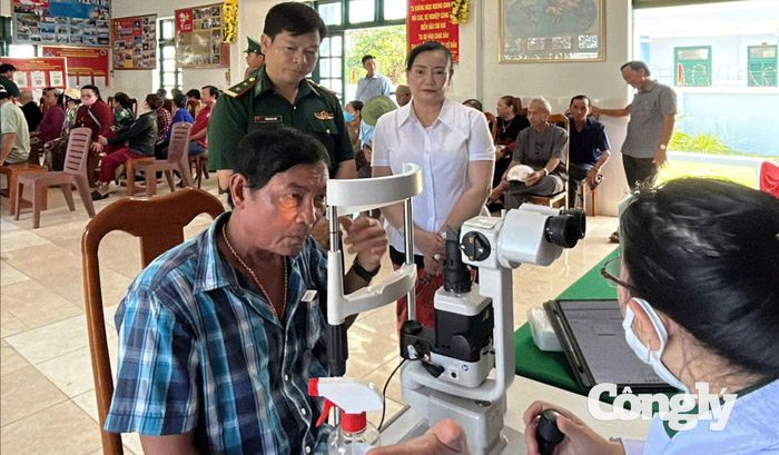 Bác sĩ Bệnh viện Mắt Sài Gòn Cà Mau khám, kiểm tra mắt cho người dân.
