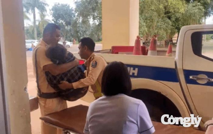 Lực lượng CSGT đưa người phụ nữ đến bệnh viện.