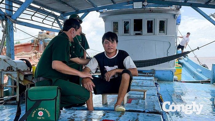 Quân y Hải đội Biên phong thăm khám sức khỏe cho các ngư dân.