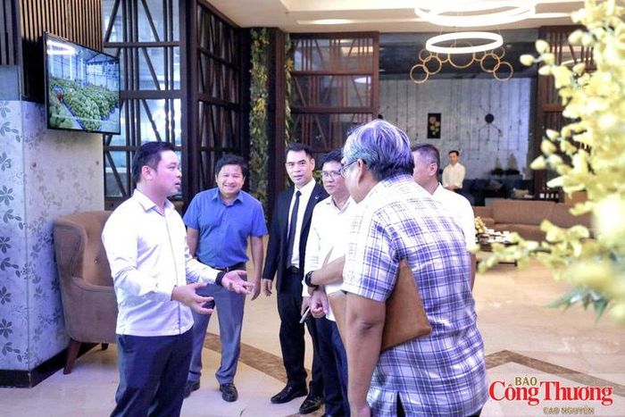 Ông Đỗ Hữu Huy, Chủ tịch UBND tỉnh Đắk Lắk (bìa trái) yêu cầu các cơ sở lưu trú và dịch vụ không tự ý tăng giá, gây khó khăn cho du khách.