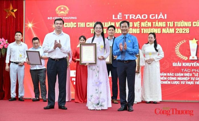 Ban Tổ chức trao giải cho tác giả Đặng Thị Thùy Linh, Sở Công Thương Nghệ An