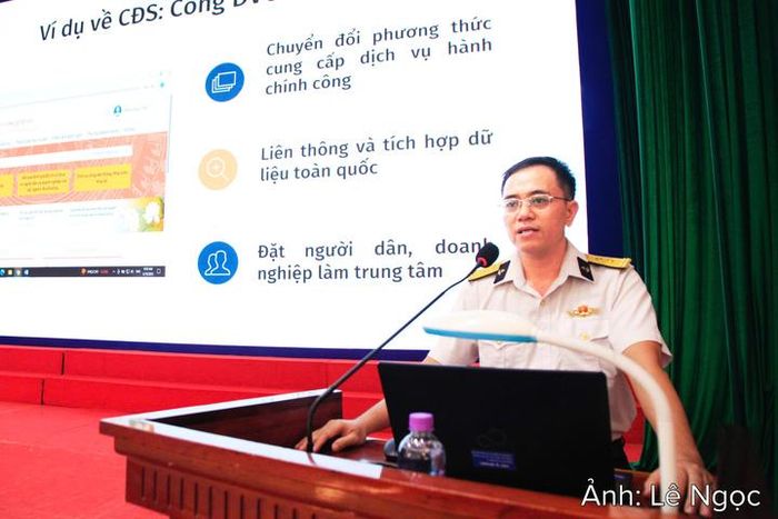 Trung tá Lê Danh Tài lên lớp truyền đạt nội dung về chuyển đổi số...