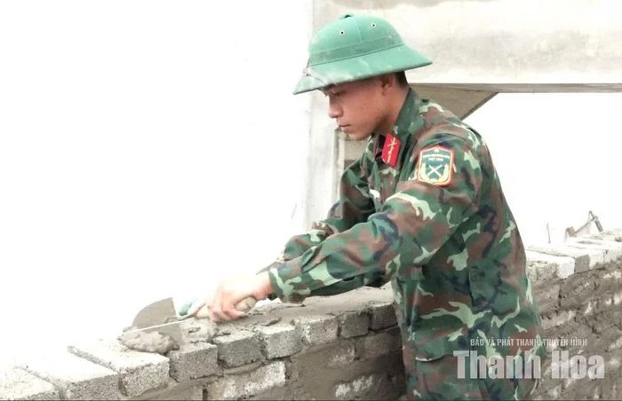 Những người lính của Trung đoàn 762 (Bộ Chỉ huy Quân sự tỉnh) trên công trường. Ảnh: Minh Hiếu