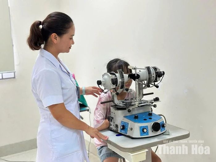 Trẻ tập nhược thị tại Khoa Mắt, Bệnh viện Nhi Thanh Hóa.