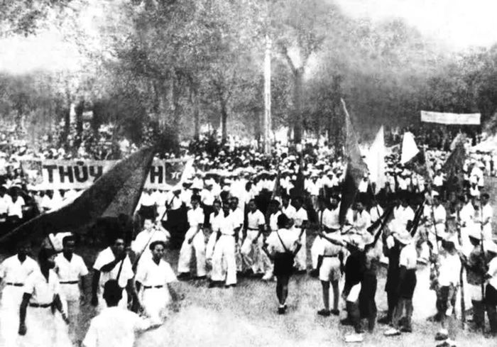 Nhân dân Sài Gòn biểu dương lực lượng sáng ngày 25/8/1945. Ảnh tư liệu
