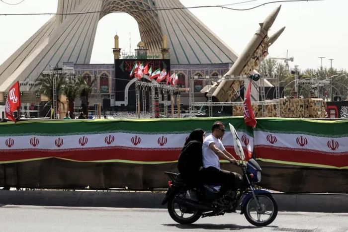 Iran tuyên bố có thể kéo dài chiến tranh với Mỹ đến khi Tổng thống Donald Trump rời nhiệm sở, nhằm tăng sức răn đe và gây tổn thất cho đối phương, trong khi ông Trump nêu phương án tiếp tục duy trì sức ép để khiến kinh tế Iran suy yếu. Ảnh: Getty.