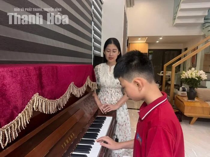 Mai Ngọc Duy cùng mẹ tập đàn tại nhà.
