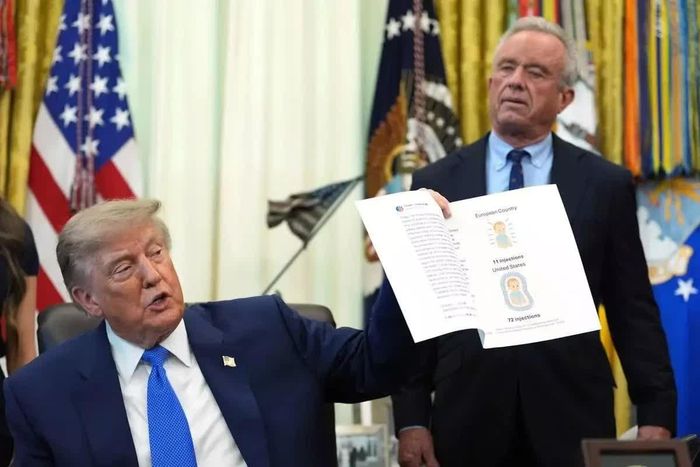 Ông Trump ký sắc lệnh hành pháp thúc đẩy tiêm riêng các loại vaccine cho trẻ em. Ảnh: AP.