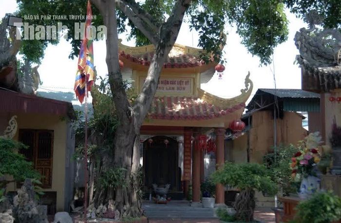 Bia tưởng niệm các liệt sĩ trong khuôn viên đền thờ.