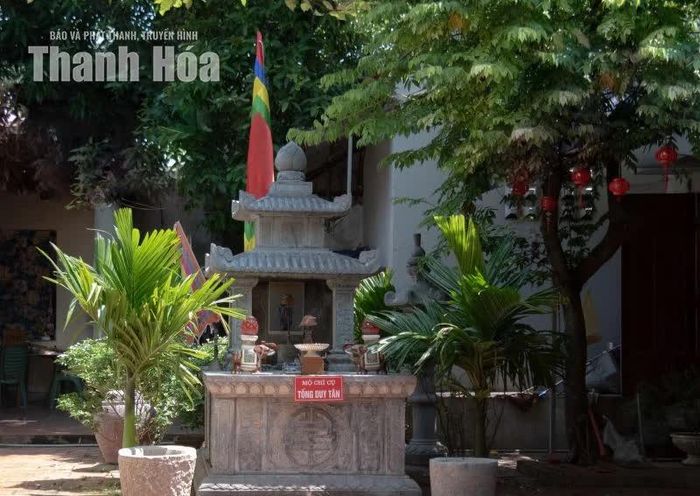 Phần mộ chí sĩ Tống Duy Tân được đặt trong khuôn viên đền thờ.
