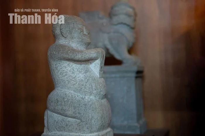 Những hiện vật đá cổ lưu giữ tại di tích.