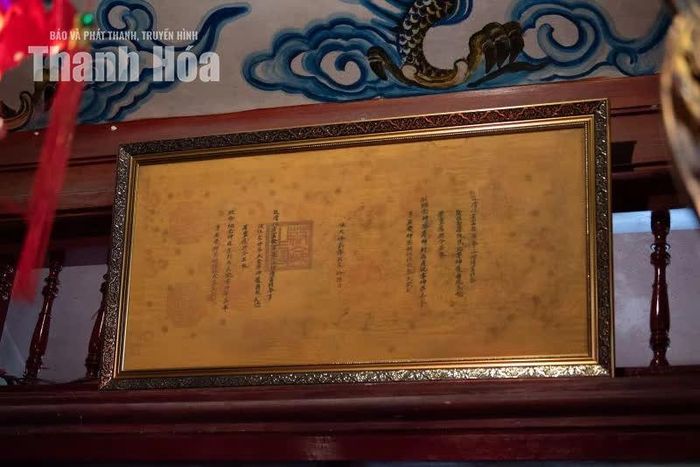 Sắc phong được lưu giữ trang trọng tại đền.
