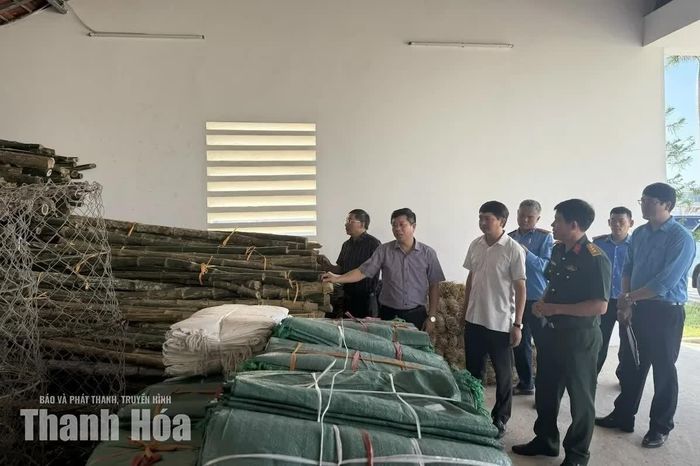 Đoàn công tác kiểm tra kho vật tư phòng chống thiên tai tại phường Sầm Sơn.