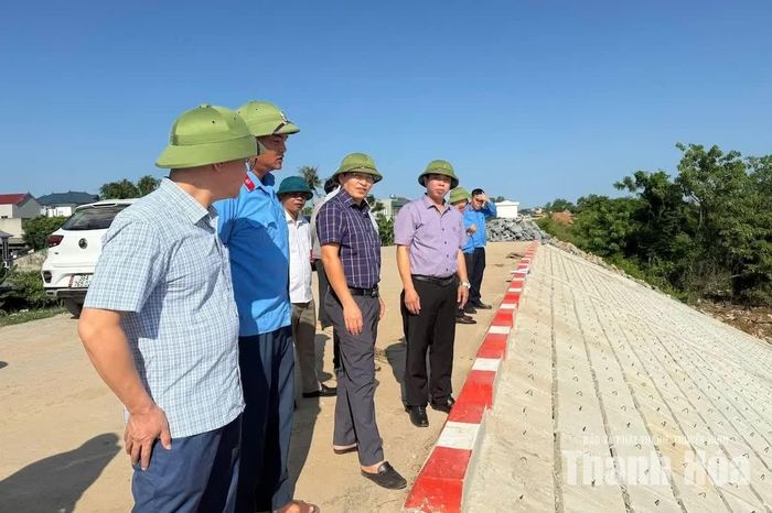 Đoàn công tác kiểm tra tiến độ thi công kè đê hữu sông Mã tại phường Quảng Phú.