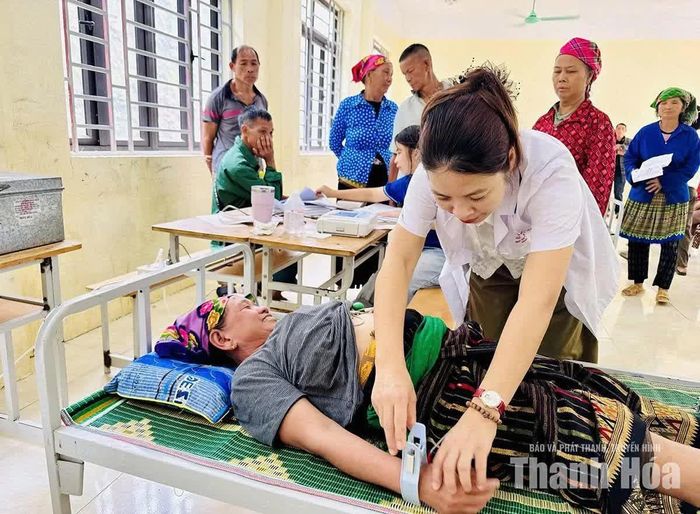 Bác sĩ khám sàng lọc bệnh tật cho người dân xã Trung Lý.