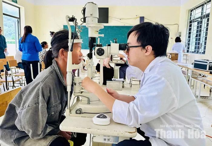 Bác sĩ khám sàng lọc bệnh tật cho người dân xã Trung Lý.