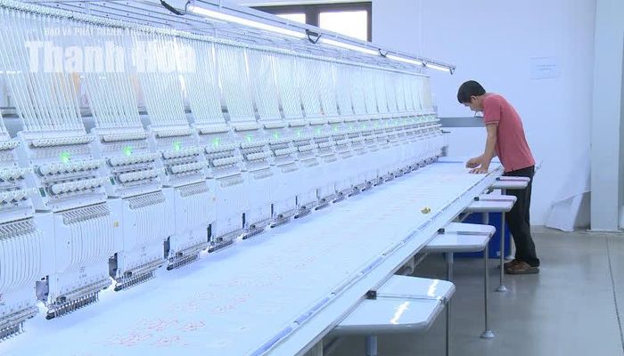 Anh Phạm Văn Cường phụ trách dây chuyền sản xuất.