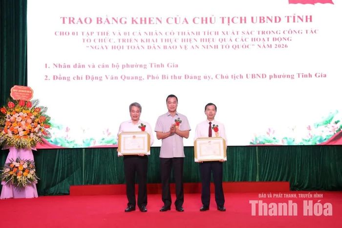 Chủ tịch UBND tỉnh Tô Anh Dũng trao tặng Bằng khen cho các tập thể, cá nhân tiêu biểu.