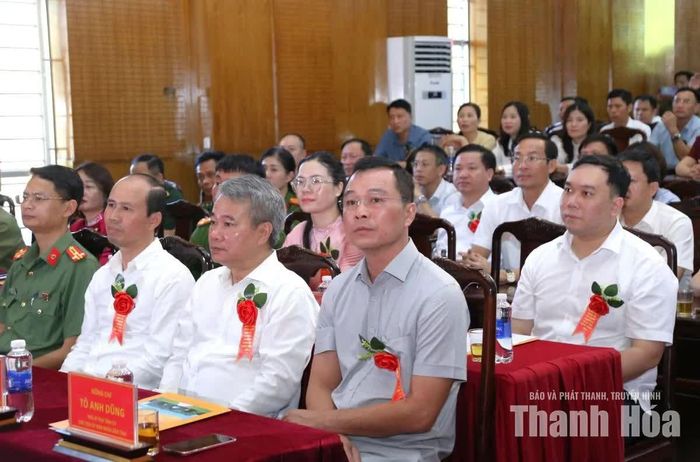 Chủ tịch UBND tỉnh Tô Anh Dũng cùng các đại biểu dự ngày hội.