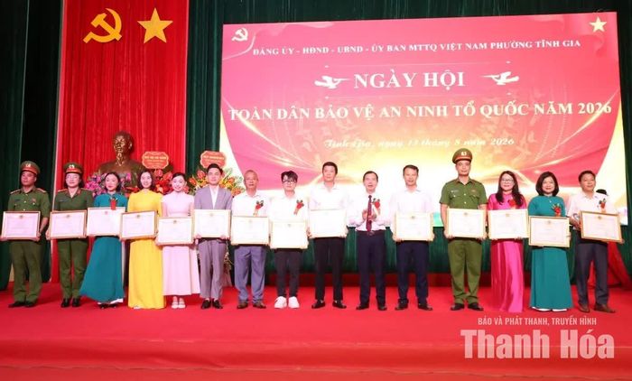 Đại diện lãnh đạo Công an tỉnh và phường Tĩnh Gia trao thưởng cho các tập thể, cá nhân tiêu biểu.